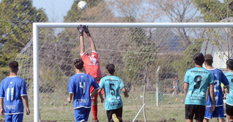 Como cierre jugaron Municipales y Racing