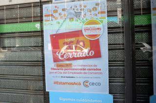 El cartel de un negocio en alusión al Día del Empleado de Comercio