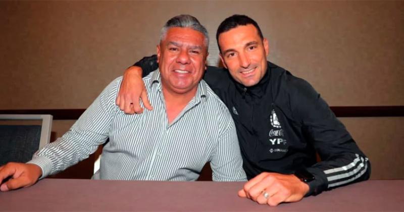 Scaloni con Chiqui Tapia al arreglar la continuidad en Estados Unidos