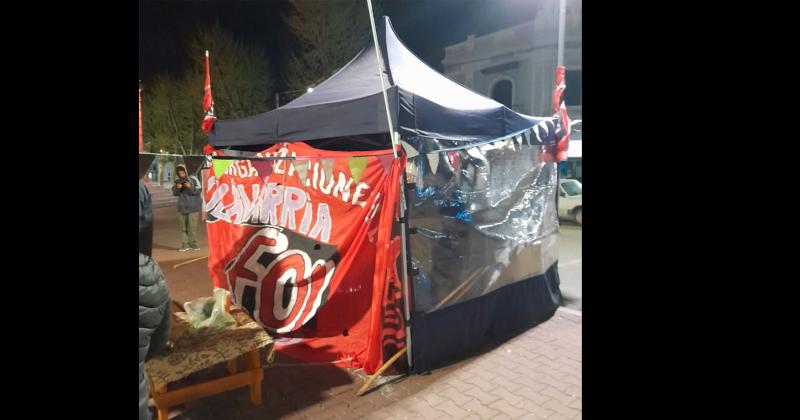 Desde anoche hay acampe en la Plaza Central por tiempo indeterminado