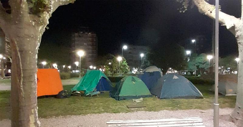 Desde anoche hay acampe en la Plaza Central por tiempo indeterminado