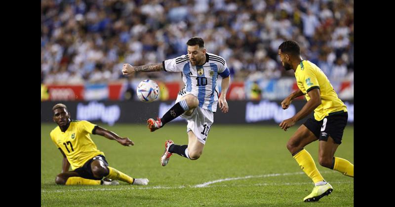 Con doblete de Messi Argentina goleoacute a Jamaica