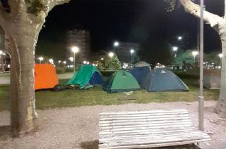 Desde anoche hay acampe en la Plaza Central por tiempo indeterminado