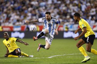 Con doblete de Messi Argentina goleoacute a Jamaica