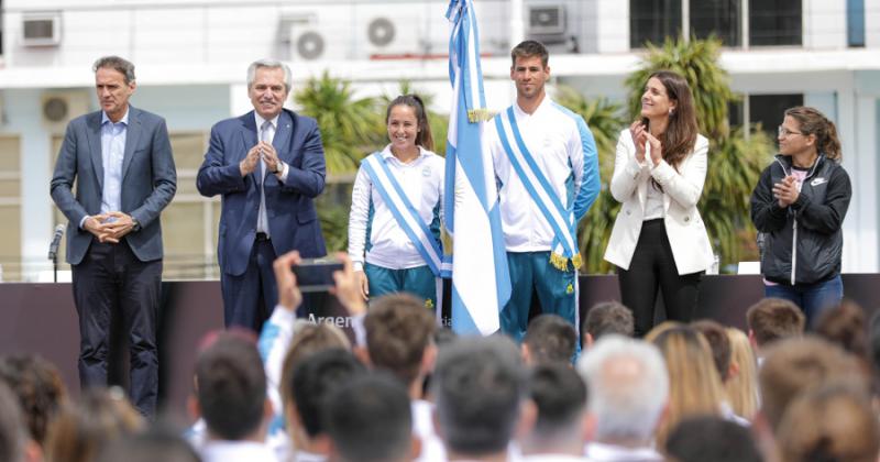 Alberto Fernaacutendez le hizo entrega de la bandera nacional a Agustiacuten Vernice 