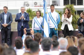 Alberto Fernaacutendez le hizo entrega de la bandera nacional a Agustiacuten Vernice 