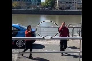 Lo esposaron por abusar de una mujer y se tiroacute al agua en Puerto Madero