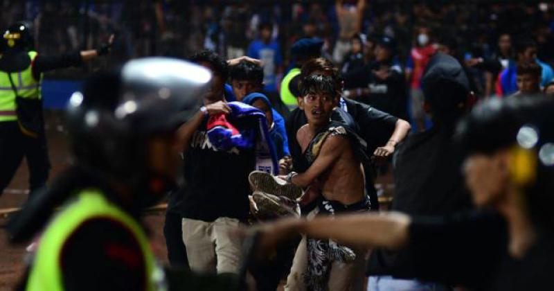 Maacutes de un centenar de muertos tras disturbios en un partido de fuacutetbol en Indonesia