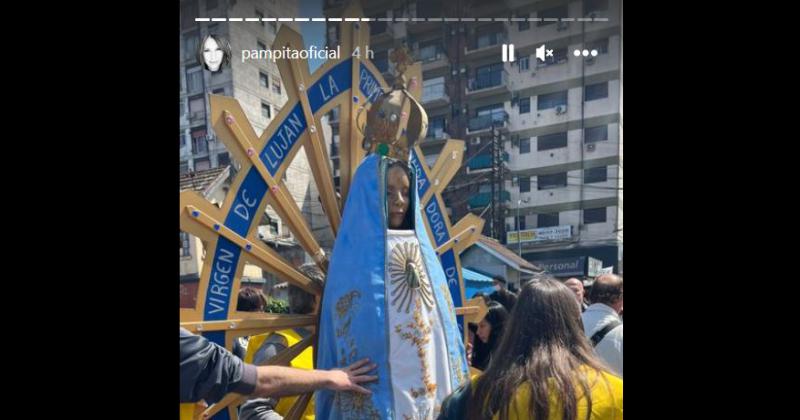 Pampita Ardohain peregrinoacute a Lujaacuten con su familia y amigos