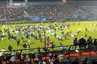 Maacutes de un centenar de muertos tras disturbios en un partido de fuacutetbol en Indonesia