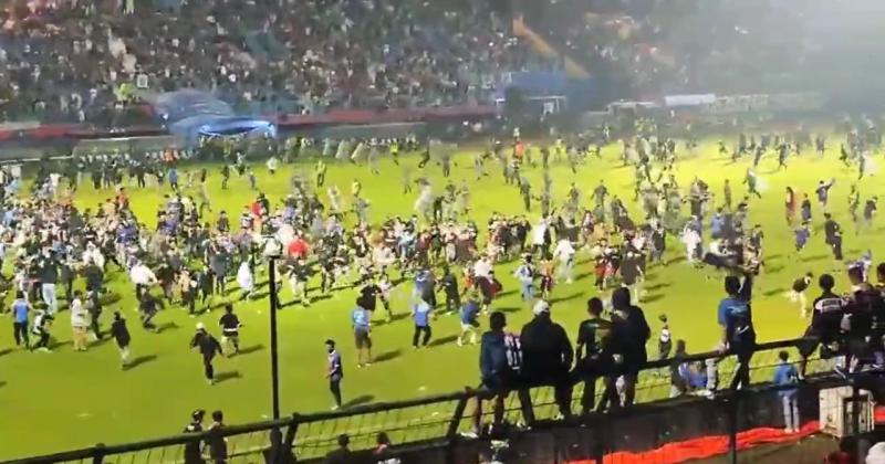 Indonesia- hay al menos 32 chicos entre los 125 muertos por la estampida en un partido de fuacutetbol