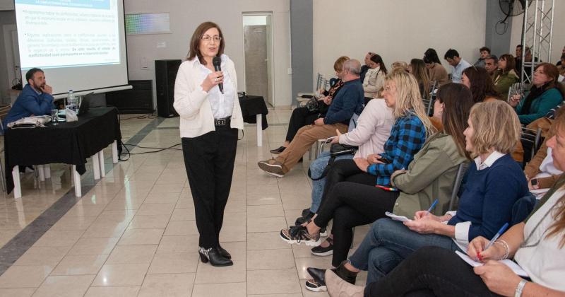 Gran convocatoria docente en la charla sobre poliacuteticas de cuidado en las escuelas