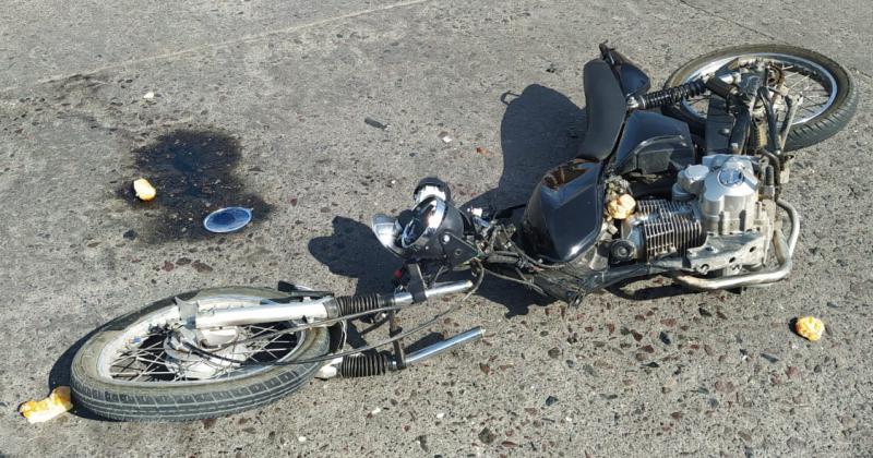 Violento choque entre un auto y una moto- un herido