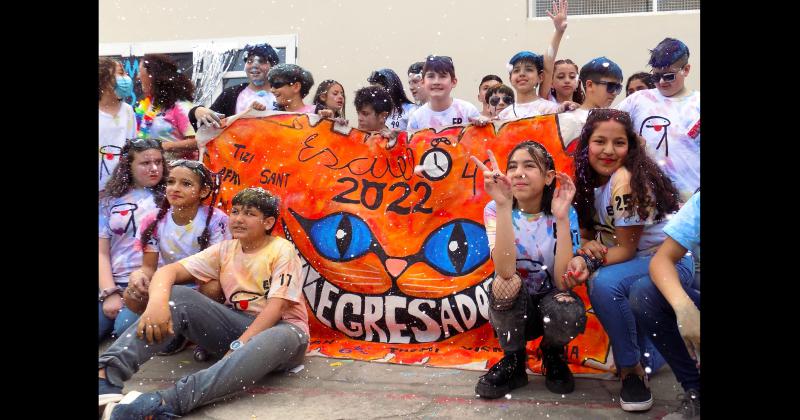 Los alumnos integrantes de la Promoción 2022 de 6º grado C de la Escuela Primaria Nº 49 Bartolomé Mitre durante la ceremonia de Presentación de Distintivos