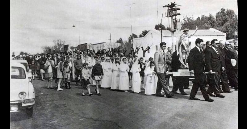 Un pasaje de la procesión desarrollada en 1968 durante las fiestas patronales (Kerb) de la parroquia San Miguel Arc�ngel de la localidad de Colonia San Miguel (en el partido de Olavarría) fundada por inmigrantes alemanes del Volga