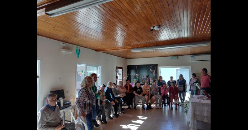 En el Centro Teresa de Calcuta de la localidad de Villa Alfredo Fortabat se realizó un encuentro festivo con la participación de sus integrantes celebración de la Palabra y la visita de monseñor Oscar Sarlinga