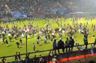 Indonesia- hay al menos 32 chicos entre los 125 muertos por la estampida en un partido de fuacutetbol