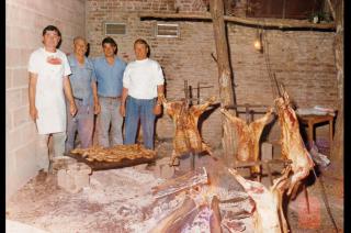 A la izquierda en una imagen registrada en 1993 se lo observa a Pepe Loos -el canchero del club El Fortín- a cargo de la preparación de un asado