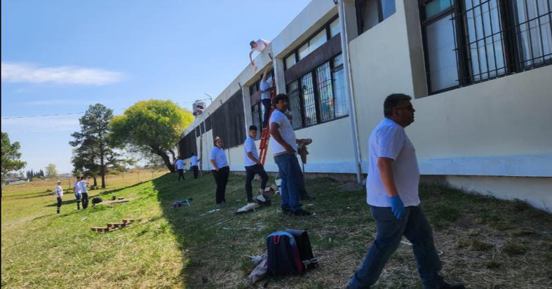 Pintaron el frente de Industrial en la jornada El diacutea de hacer el bien