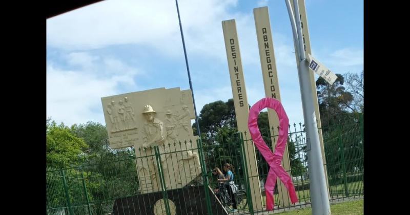 El monumento a Bomberos fue elegido para visibilizar la lucha contra el caacutencer de mama 