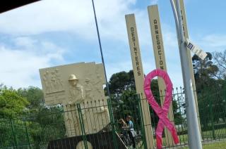 El monumento a Bomberos fue elegido para visibilizar la lucha contra el caacutencer de mama 