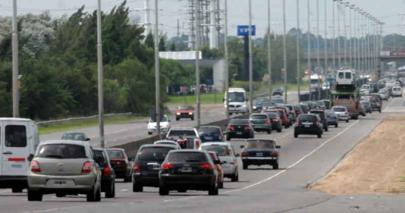 Fin de semana XL- maacutes de 2000 autos por hora hacia la costa atlaacutentica bonaerense