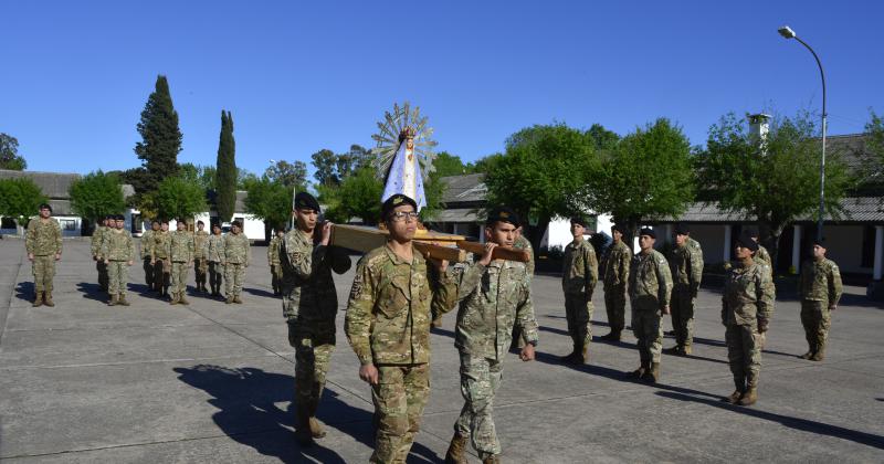 La Virgen de Lujaacuten Malvinera recorrioacute la Guarnicioacuten del Ejeacutercito local