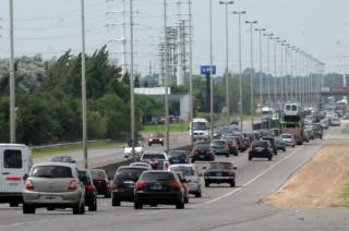 Fin de semana XL- maacutes de 2000 autos por hora hacia la costa atlaacutentica bonaerense