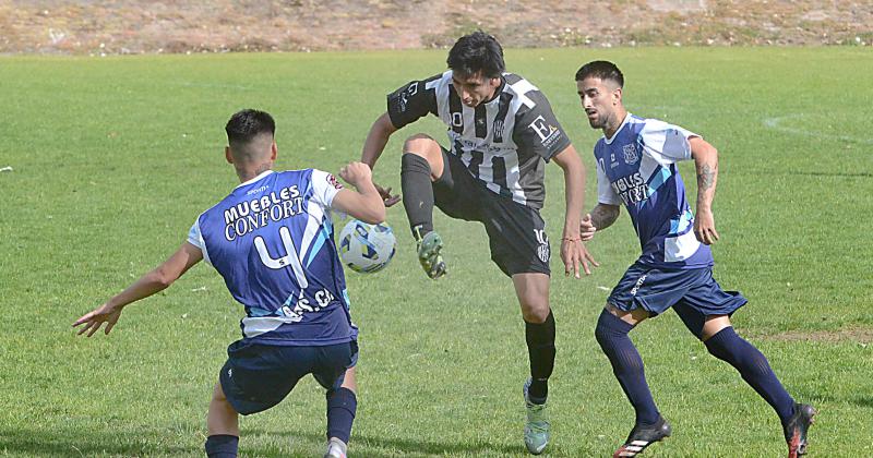 Facundo Cortadi abrió el partido en el Parque