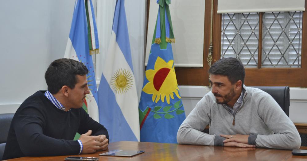 Joaquin Dahl (de la empresa MWF Group) con el intendente