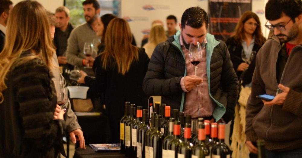 Copa en mano nueva feria de vinos en Olavarriacutea