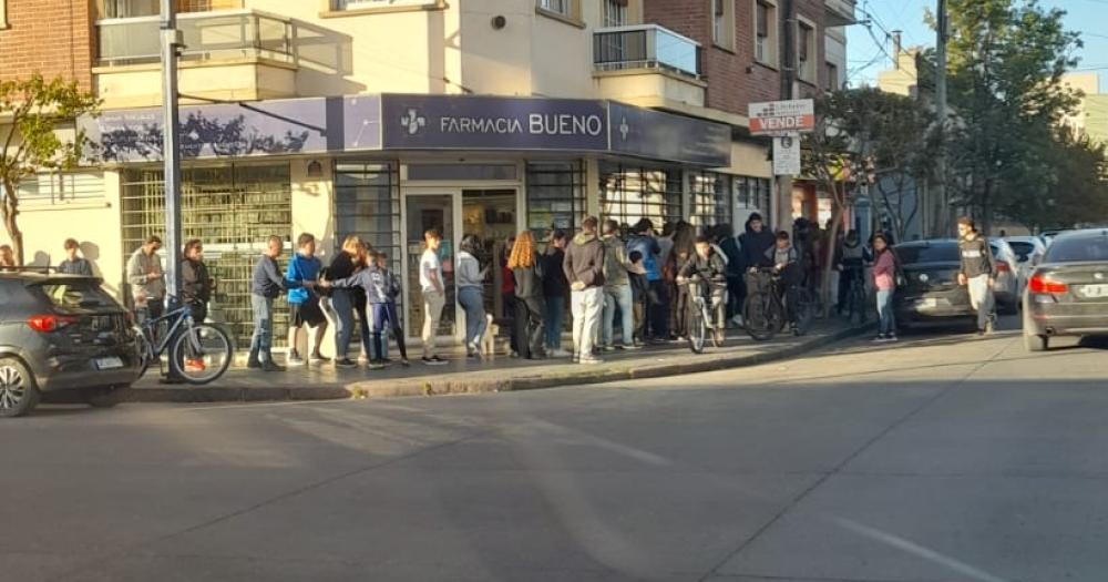 Continuacutean las largas colas en los kioscos de la ciudad para conseguir figuritas del mundial