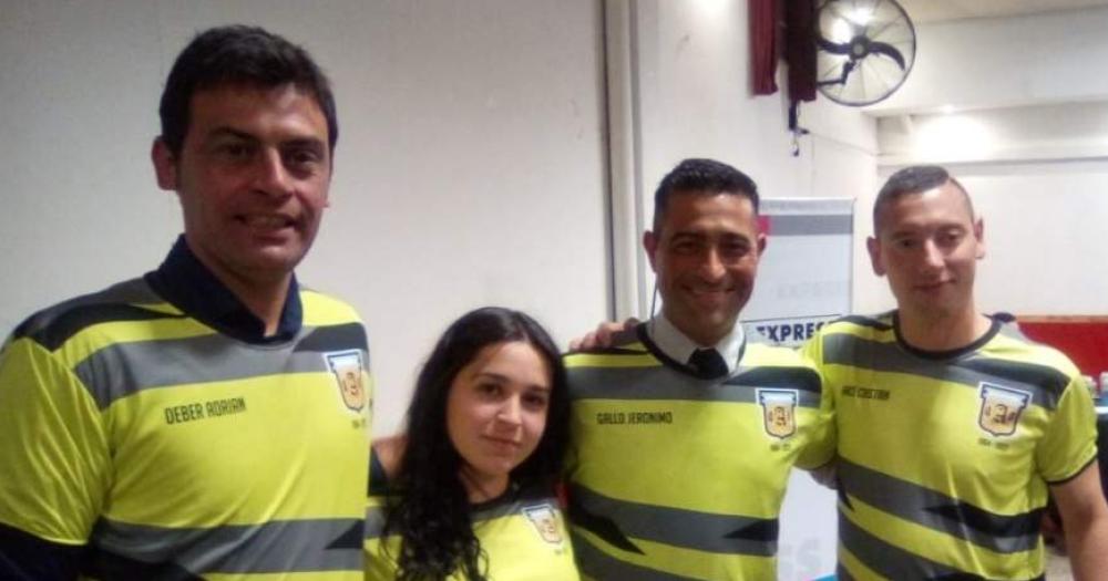 Los �rbitros con nuevas camisetas en medio de la fiesta