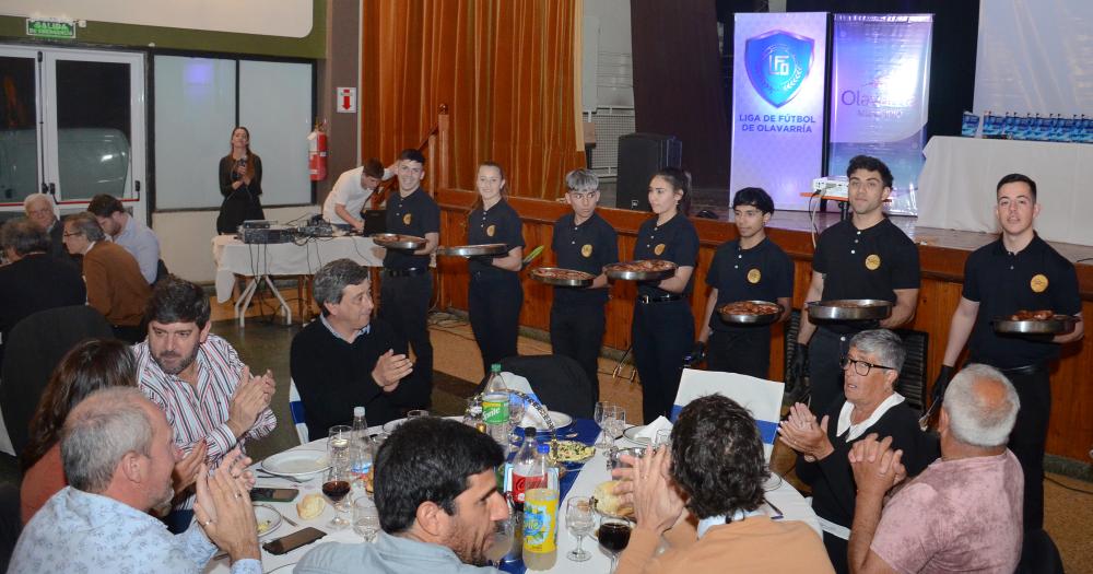 En el saloacuten de Loma Negra se reconocioacute a los campeones del 82