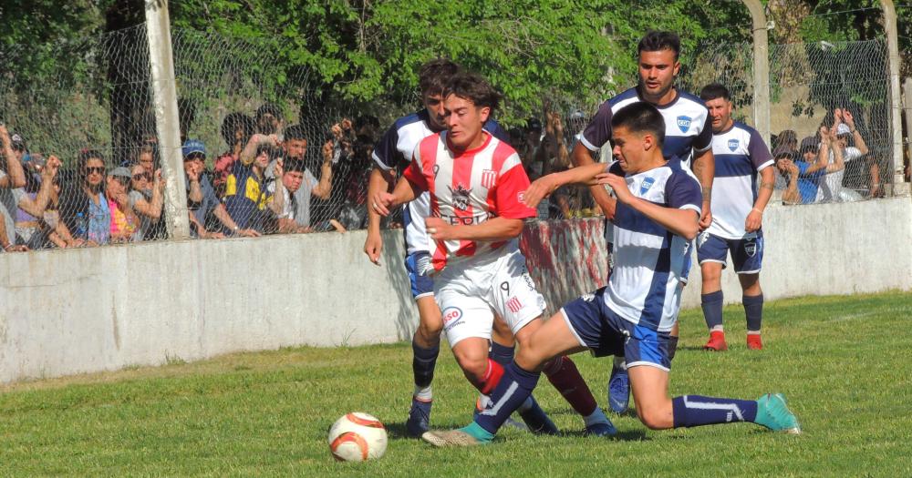 Ingeniero y Barracas jugaron un partido cambiante que se definió en el final