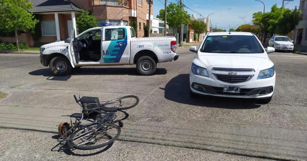 Una ciclista resultoacute herida tras ser impactada por un auto