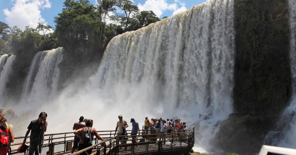 Buscan intensamente a un hombre que cayoacute a las Cataratas del Iguazuacute