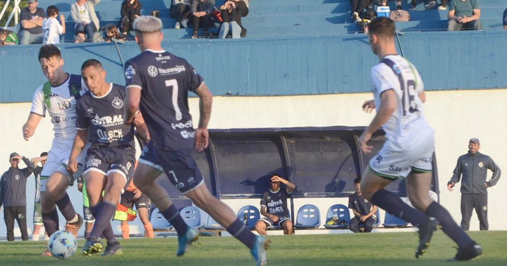 Valdez ante la pelota El 9 tuvo un buen debut en Racing