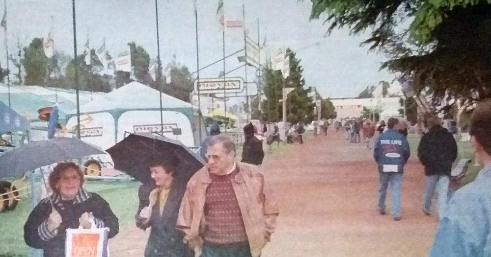 Imponiéndose a las inclemencias del tiempo (fuertes lluvias) la Expo Olavarría 97 congregaba el domingo 12 una multitud en sus pabellones de la Sociedad Rural