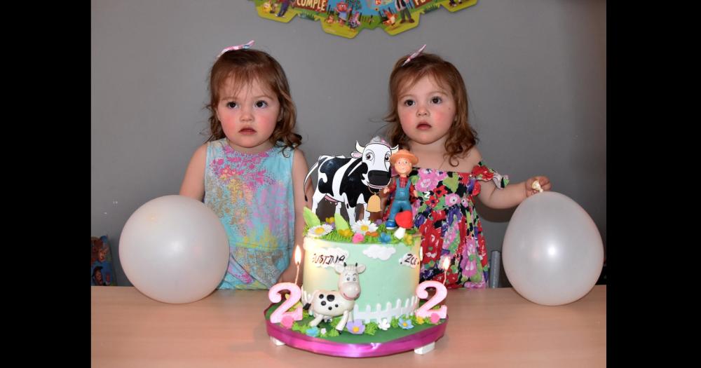 Justina y Zoe Gómez al cumplir dos añitos (Fotografía Miriam Castellano)