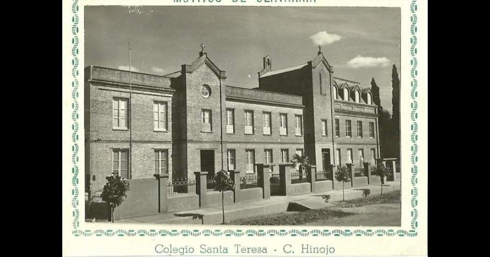 Antiguo postal donde se observa el frente del Colegio Santa Teresa de la localidad de Colonia Hinojo fundado el 26 de marzo de 1901 por las Misioneras Siervas del Espíritu Santo