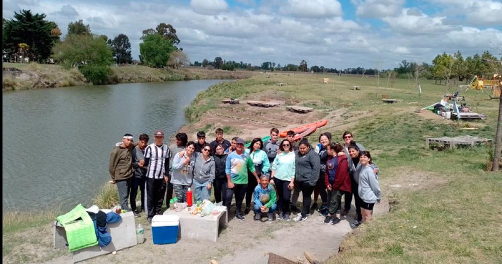 Remada Verde y la Secundaria 21 realizaron una actividad ecoloacutegica y educativa