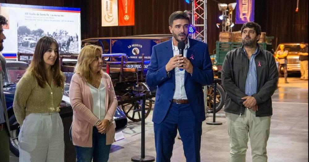 Autos y motos antiguas maacutes la solidaridad con Ola Rosa