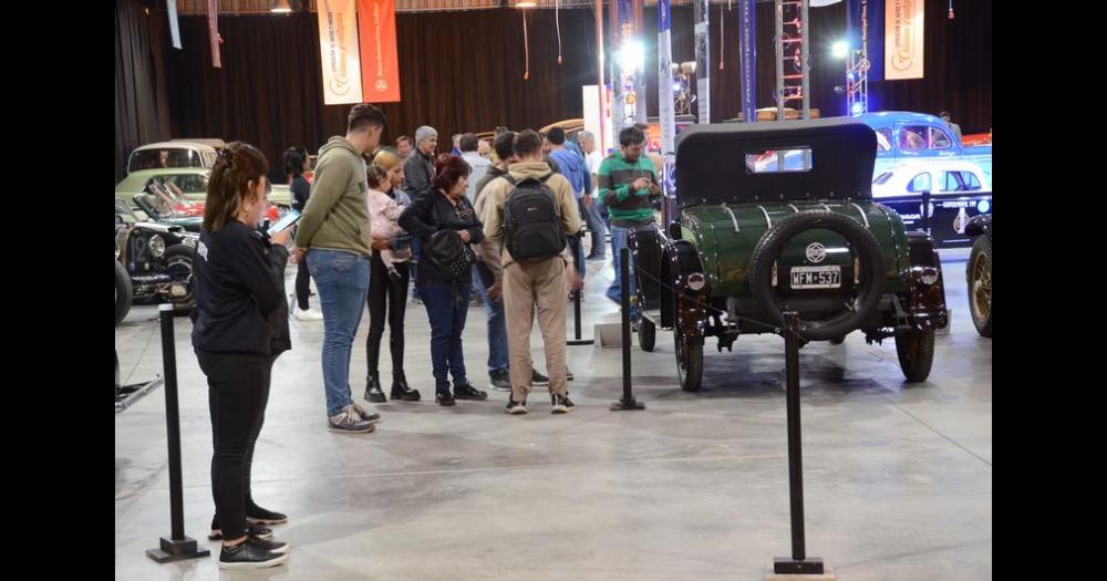 Autos y motos antiguas maacutes la solidaridad con Ola Rosa