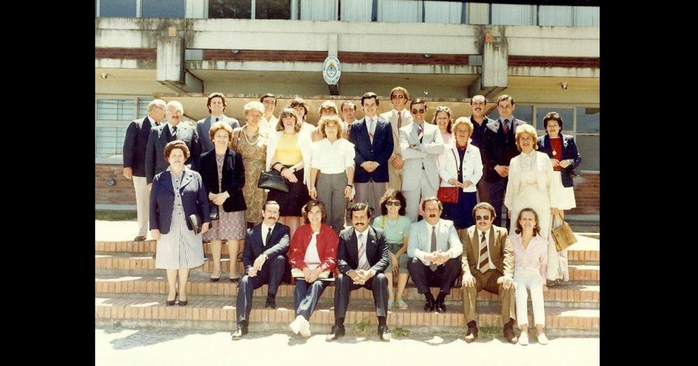 En 1984 los estudiantes integrantes de la Promoción 1969 del Colegio Nacional Coronel Olavarría junto con profesores realizaban una visita al establecimiento educativo al cumplirse 15 años de su egreso