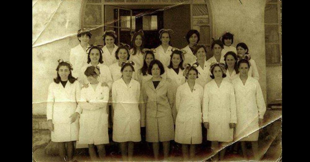 La Promoción 1967 de maestras de la Escuela Normal José Manuel Estrada de Olavarría (ENO) en una imagen registrada en el patio de dicha institución