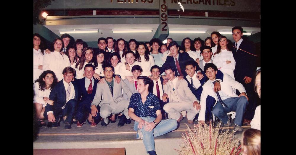 La Promoción 1992 de Peritos Mercantiles 5º 3ª de la Escuela Nacional de Comercio Olavarría (ENCO) (actualmente Escuela de Educación Secundaria Nº 8)