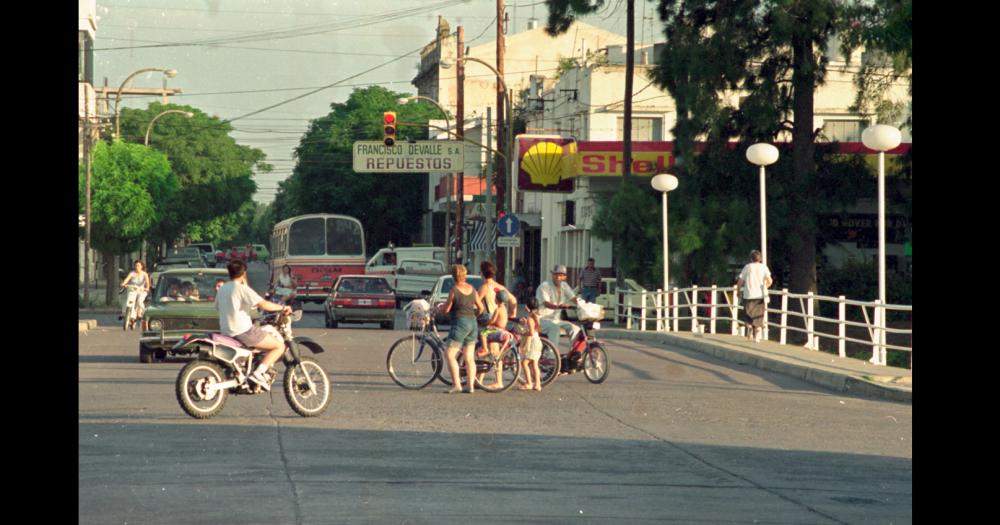 Imagen del puente de la calle Coronel Su�rez sobre el arroyo Tapalqué registrada a mediados de la década de 1990 en una vista registrada desde el sector del barrio Pueblo Nuevo hacia el centro de la ciudad