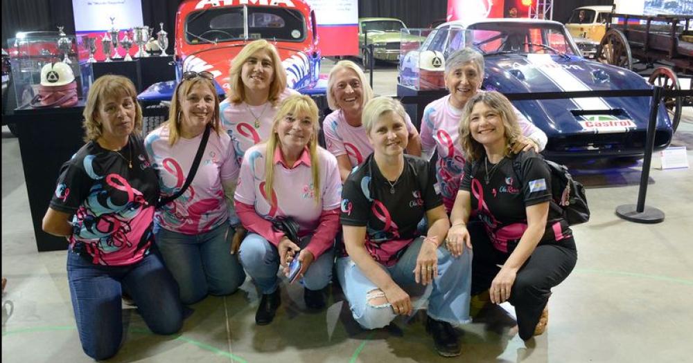 Autos y motos antiguas maacutes la solidaridad con Ola Rosa