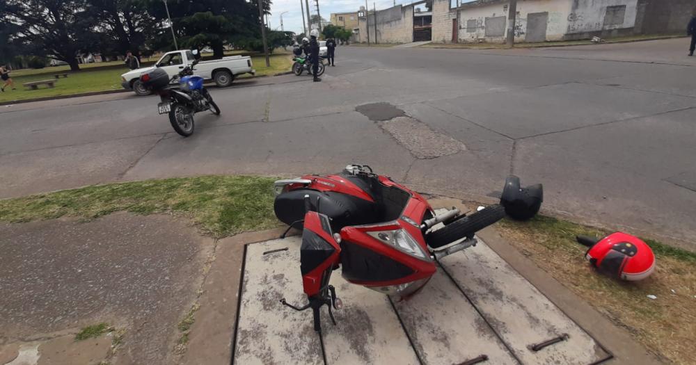 Una nintildea resultoacute herida tras un choque entre una camioneta y una moto